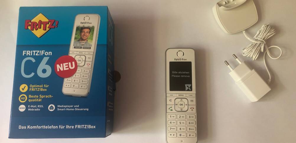 Verpackung der AVM FRITZ!Fon C6 Telefonanlage mit Inhalt