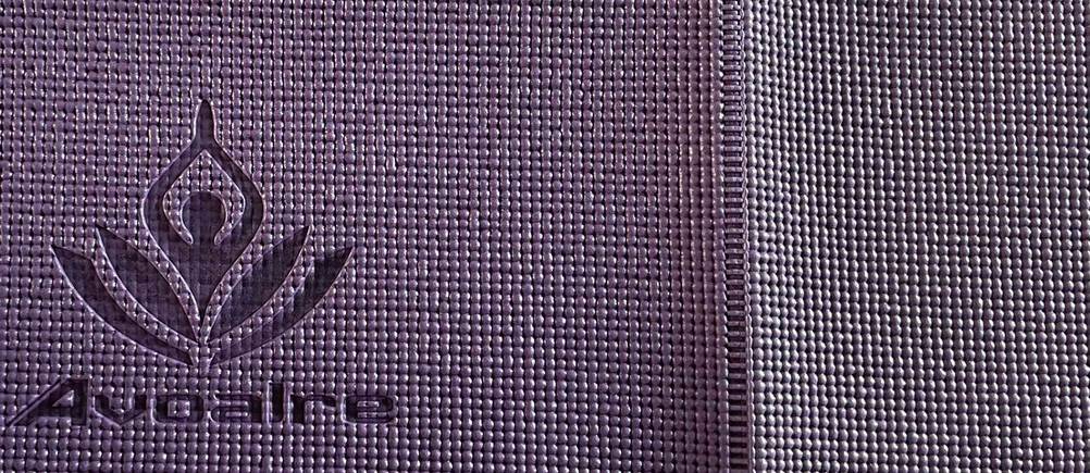 Nahaufnahme einer lilafarbenen Avoalre Reise-Yogamatte im Test.