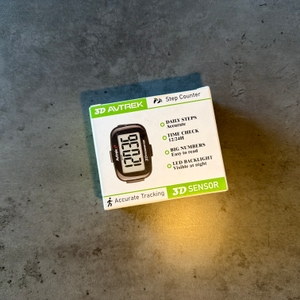 Der Karton vom Avtrek-3D-Schrittzähler liegt auf einem Tisch