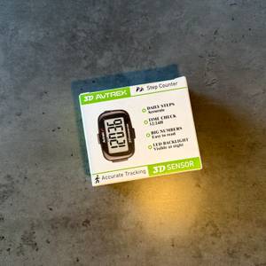 Der Karton vom Avtrek-3D-Schrittzähler liegt auf einem Tisch