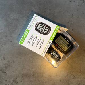 Der Avtrek-3D-Schrittzähler wurde halb aus dem Karton gezogen