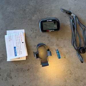 Der Lieferumfang vom Avtrek-3D-Schrittzähler liegt auf einem Tisch