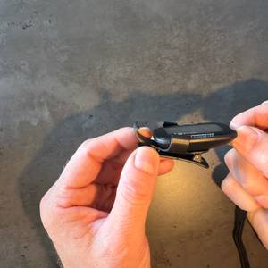 Der Avtrek-3D-Schrittzähler wird in eine Halterung geschoben