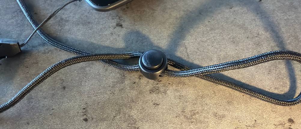 Ein Plastikteil am Tragegurt vom Avtrek-3D-Schrittzähler zum Verändern der Größe