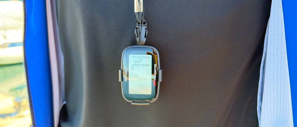 Der Avtrek-3D-Schrittzähler zeigt 74 Schritte an