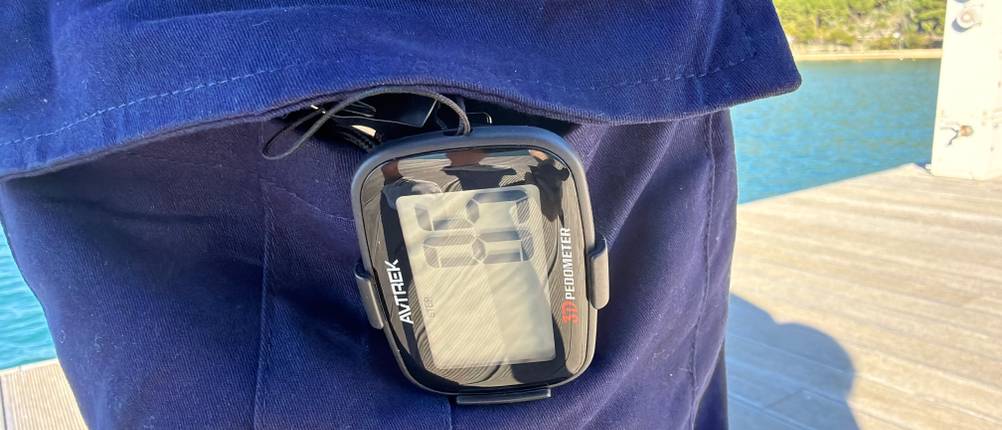 Der Avtrek-3D-Schrittzähler zeigt 85 Schritte an