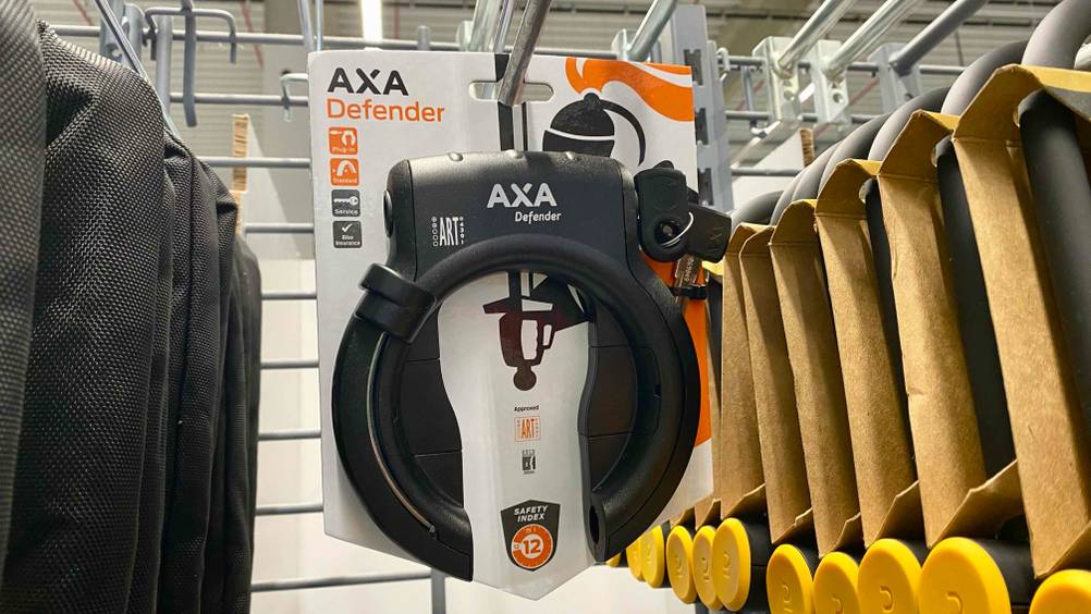 Rahmenschloss getestet: Ein Produkt hängt zwischen anderen in einem Verkaufregal.
