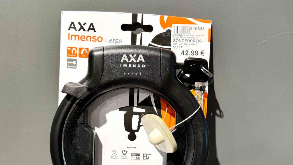 Axa-Rahmenschloss getestet: Nahaufnahme der Informationen auf dem Label mit Preis und Logo.