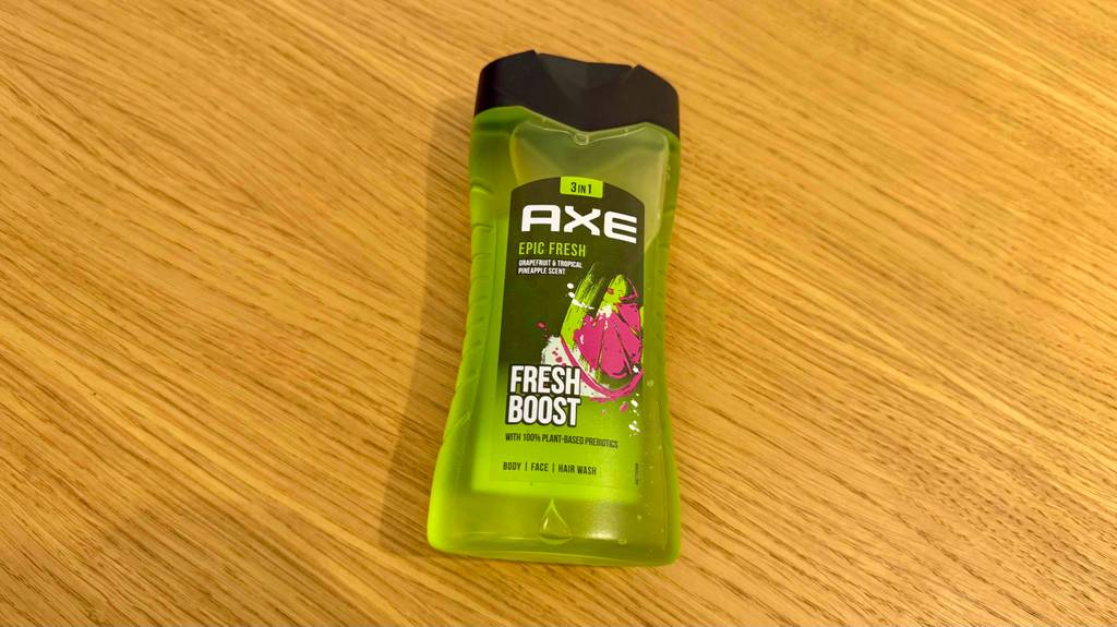 Eine Flasche AXE-Duschgel liegt zum testen auf einer Holzfläche.