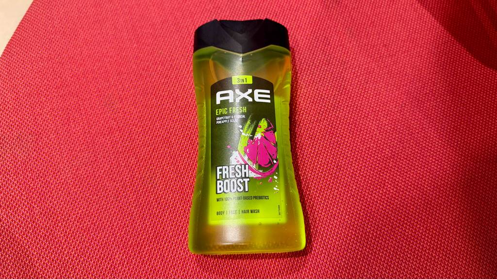 AXE-Duschgel-Test: Nahansicht der durchsichtigen Flasche.