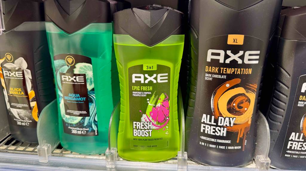 AXE-Duschgel im Test: mehrere verschiedene Sorten stehen in einem Regal.