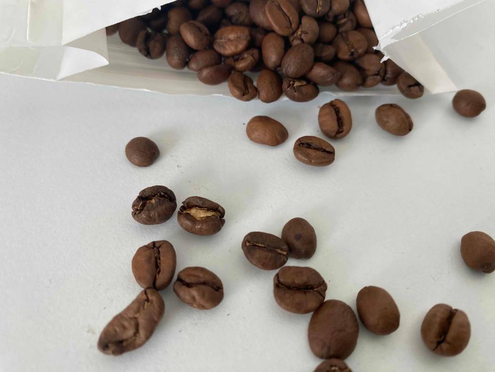 Kaffeebohnen auf einem Tisch.