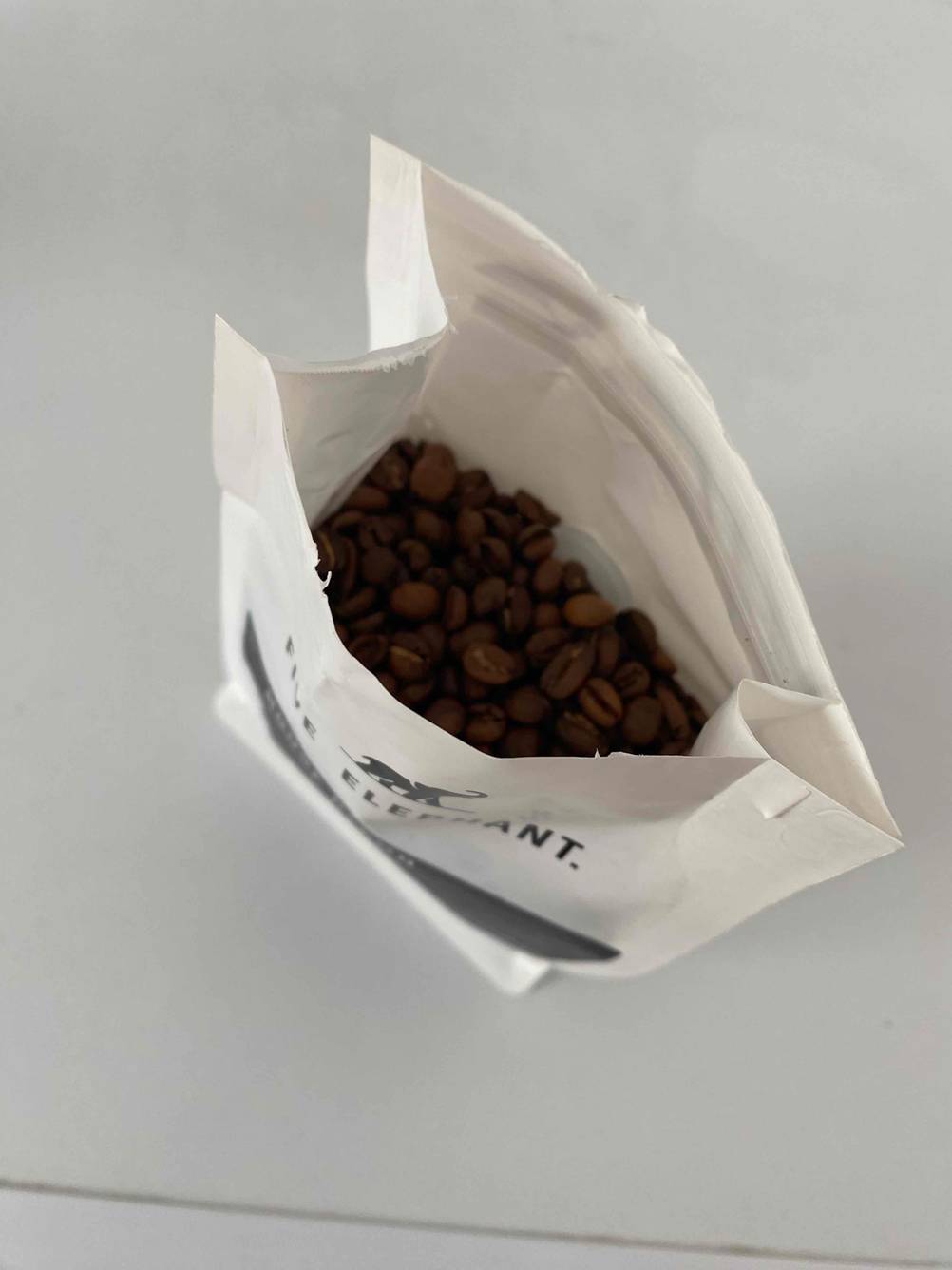 Kaffeebohnen in Verpackung zu sehen.