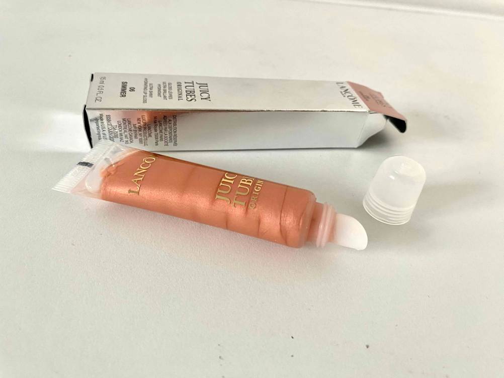 Lipgloss geöffnet und Verpackung zu sehen.