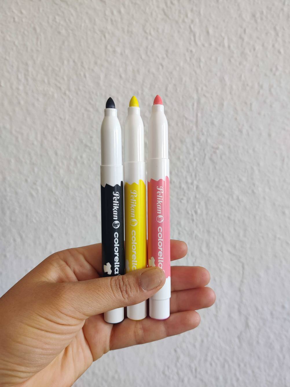 Drei Textilstifte in verschiedenen Farben.