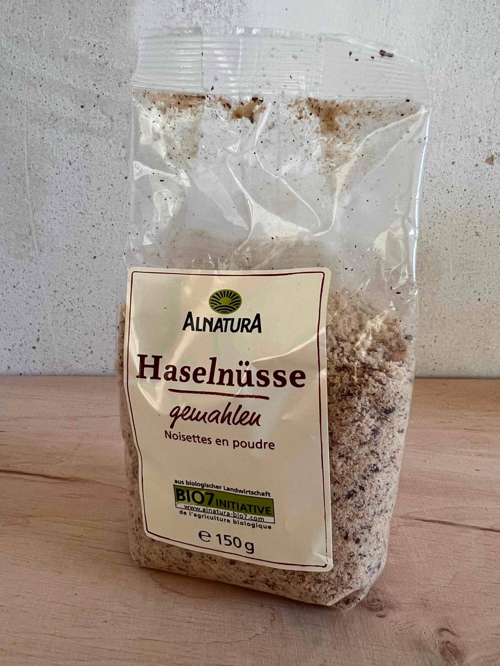 Haselnüsse gemahlen -Verpackung stehend.