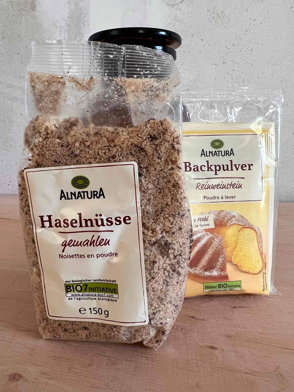 Haselnüsse gemahlen neben Backpulver.