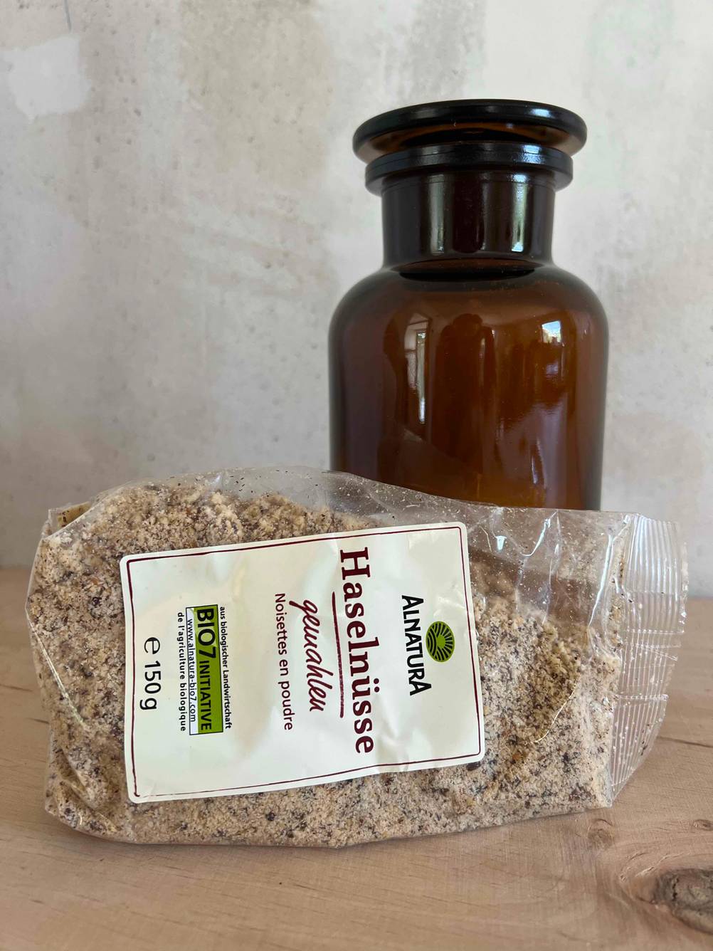 Haselnüsse gemahlen liegende Verpackung.