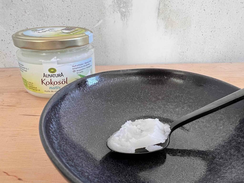 Kokosöl auf einem Löffel.