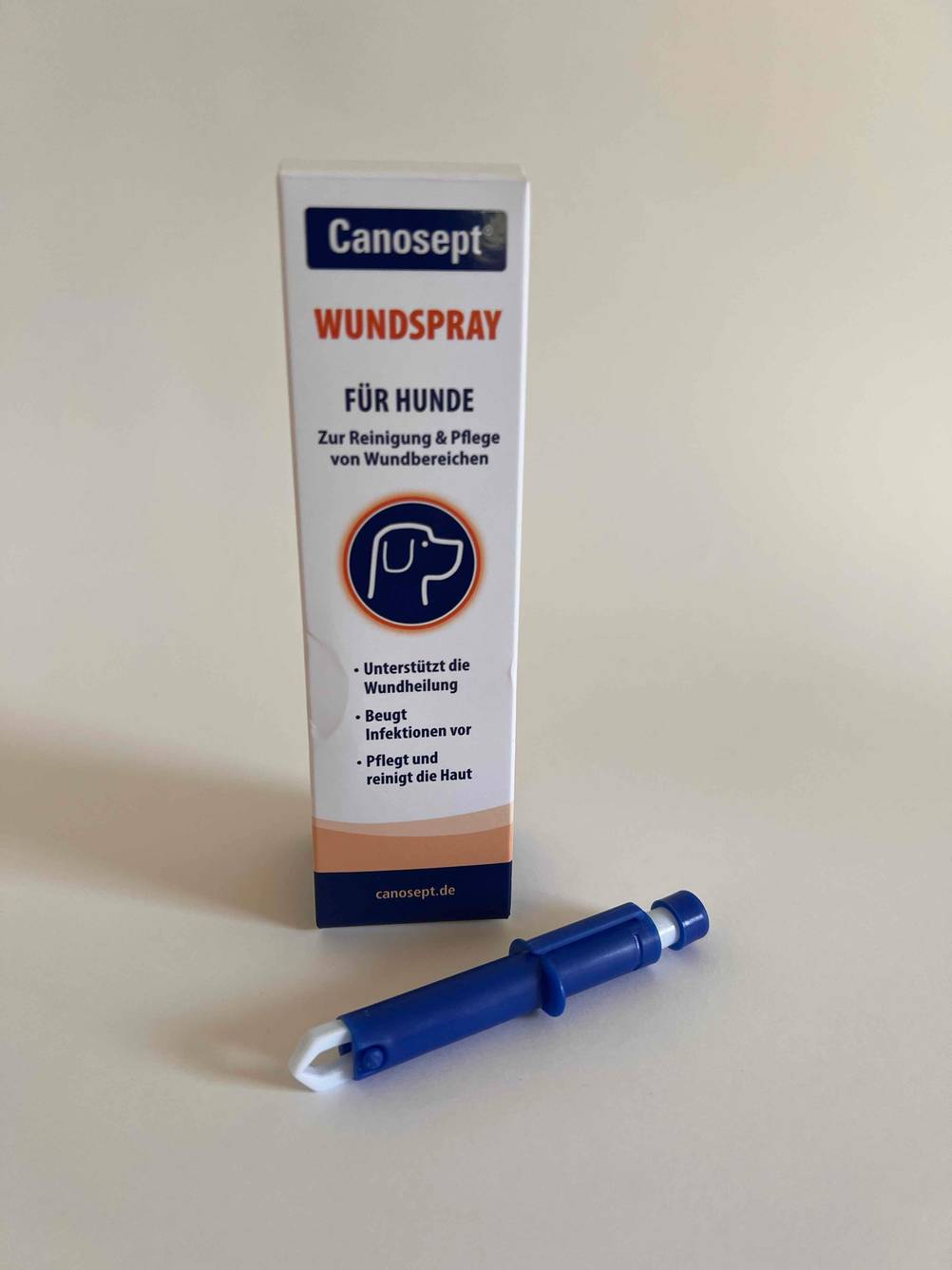 Zeckenzange getestet: Zange liegt vor einer Packung Wundspray auf hellem Untergrund