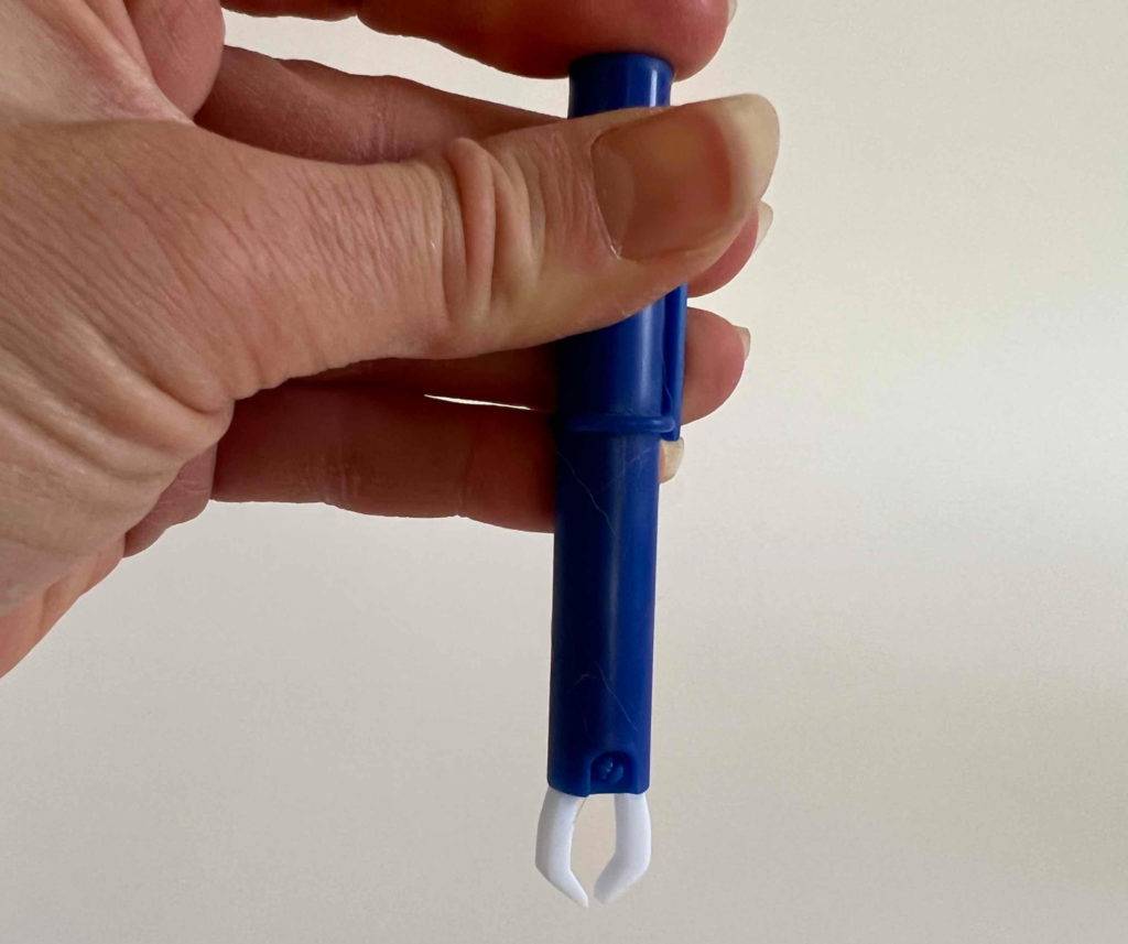 Zeckenzange getestet: eine Zeckenzange wird im geöffneten Zustand in der Hand gehalten.