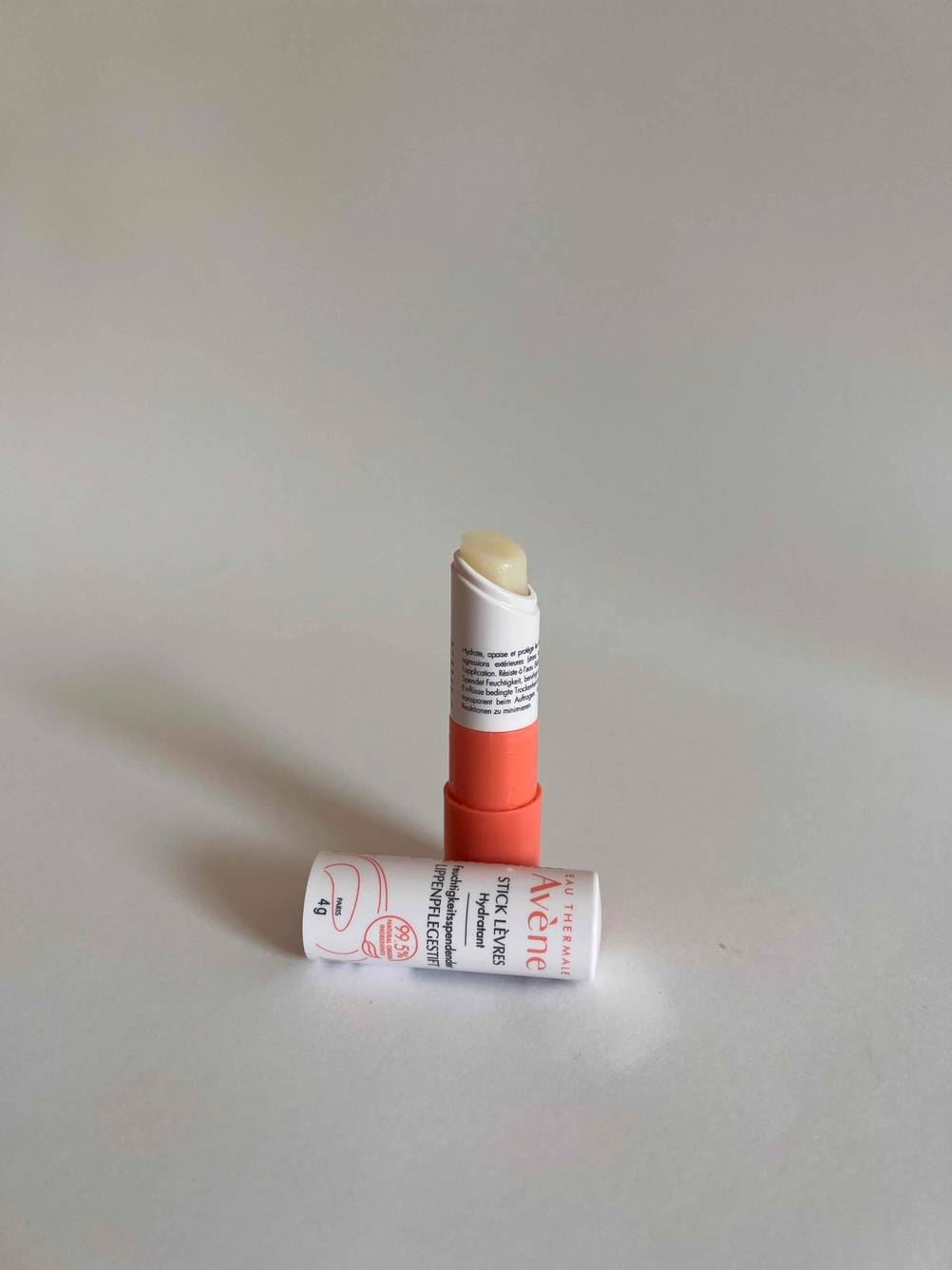 Lippenpflegestift geöffnet mit Deckel zu sehen.