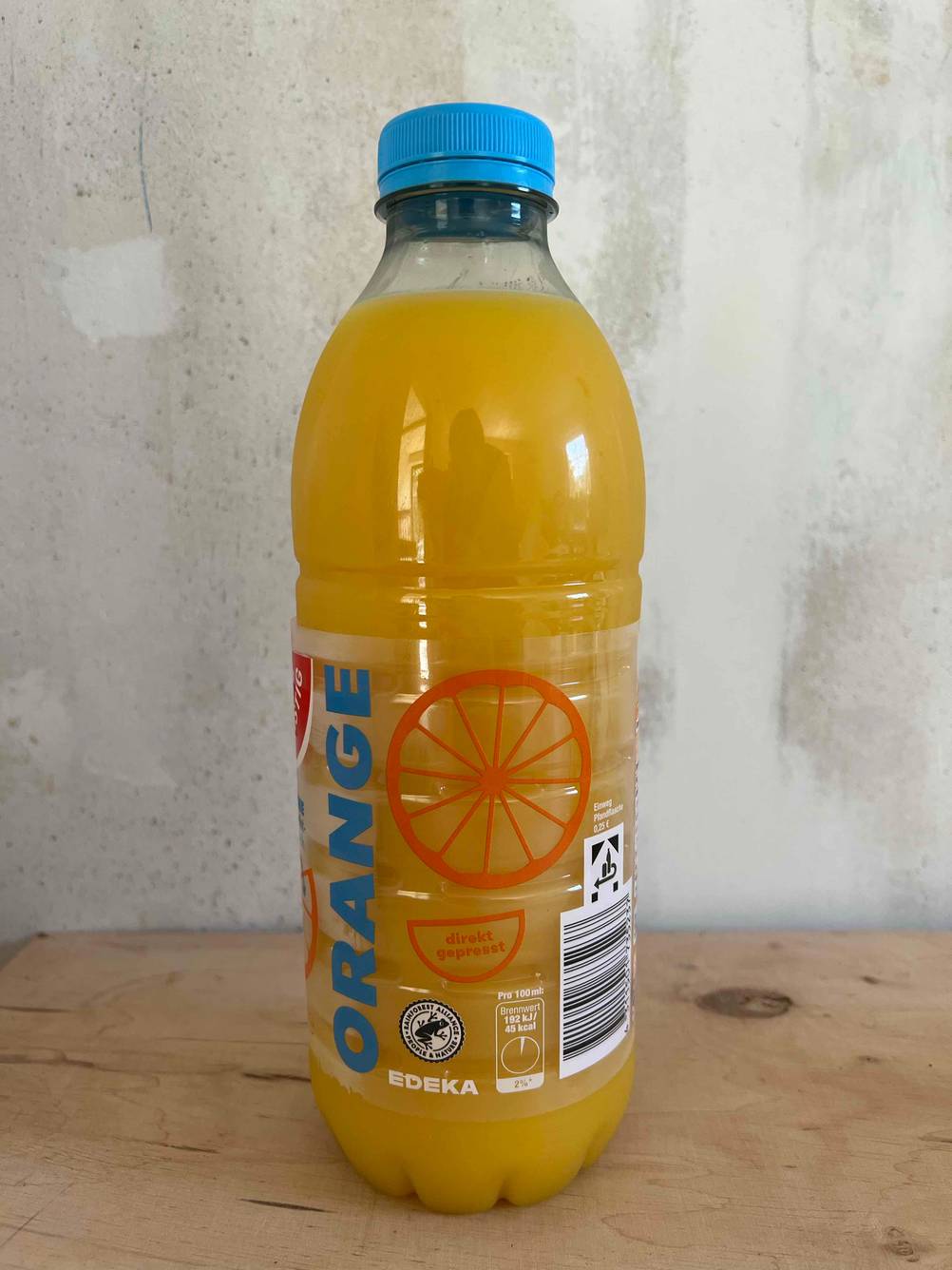 Orangensaft auf einem Tisch.