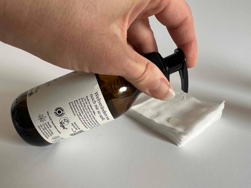 Waschgel mit Pumpspender wird auf ein Tuch getropft.