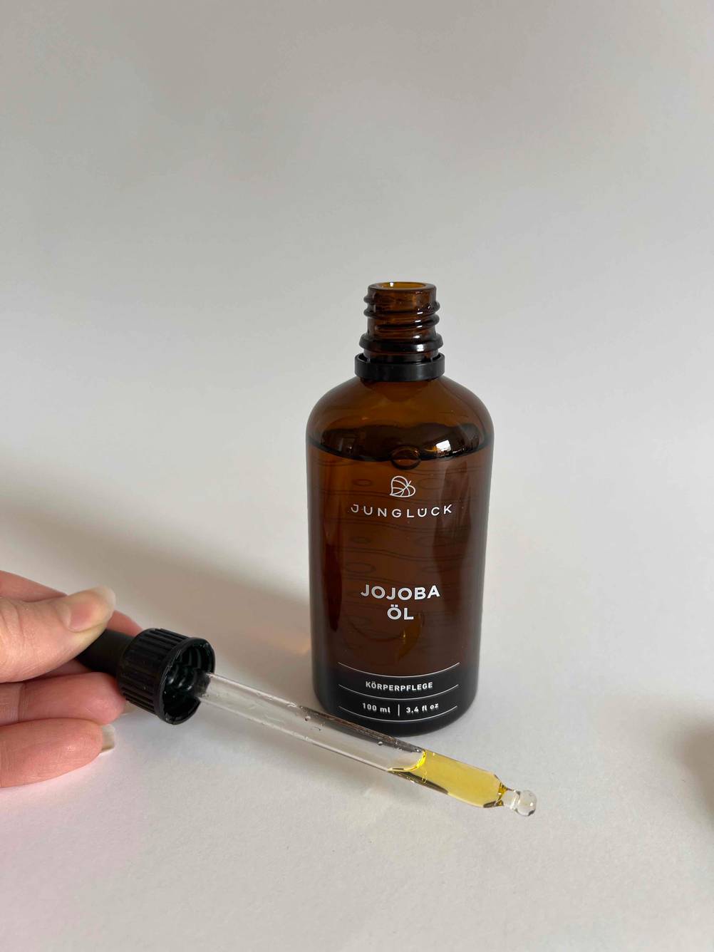 Körperöl mit Pipette.