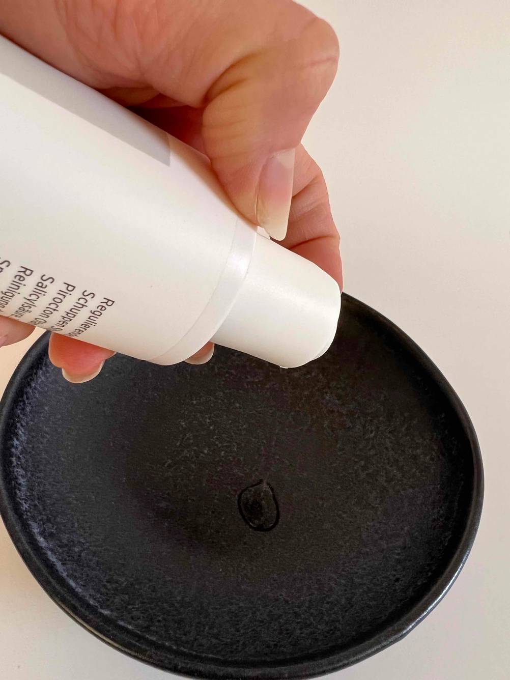 Shampoo wird in Schälchen getropft.