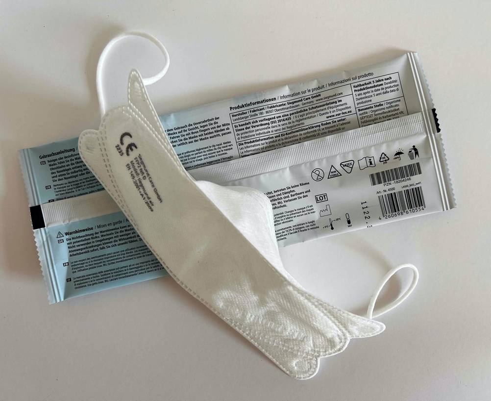 FFP2-Masken „Made in Germany“ im Test: Maske schräg auf Verpackung auf hellem Untergrund