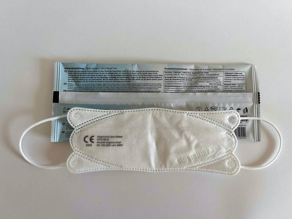 FFP2-Masken „Made in Germany“ im Test: Maske auf Verpackung auf hellem Untergrund