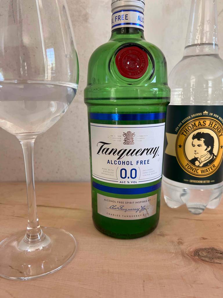 Alkoholfreier Gin von Tanqueray neben Tonic Water.