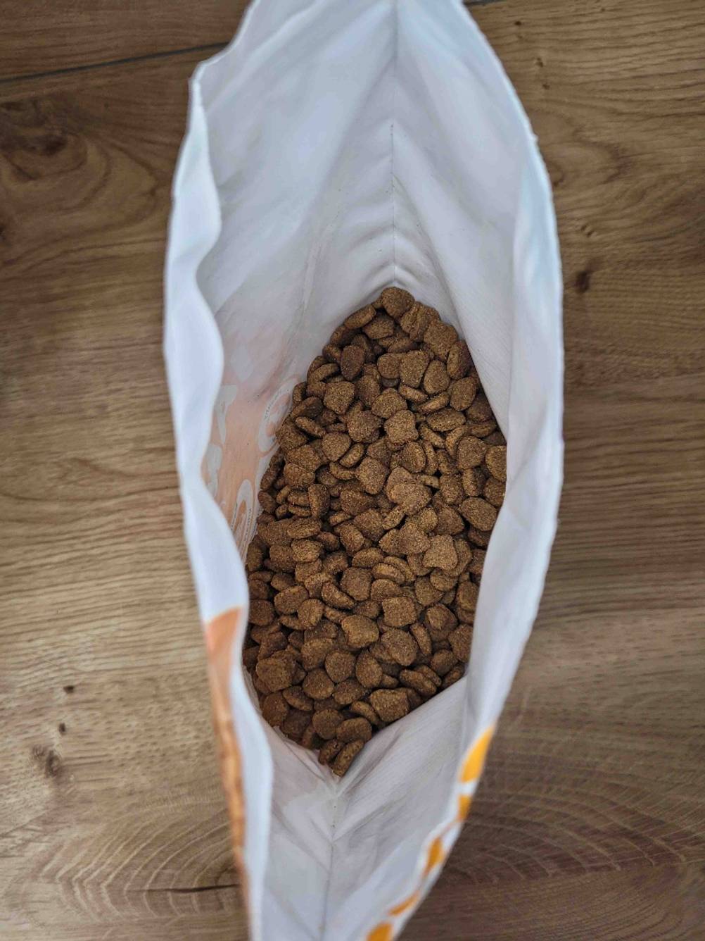 Inhalt von Katzenfutter in Verpackung.