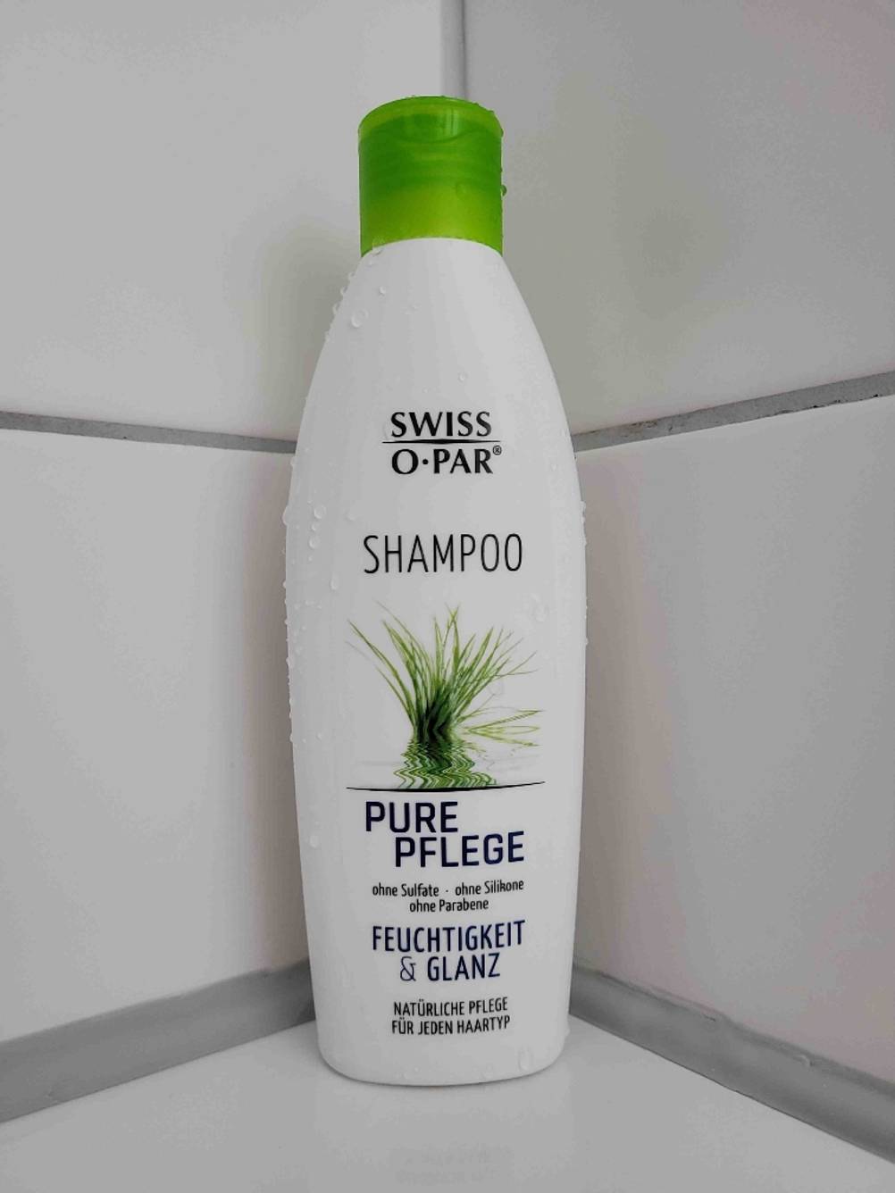 Shampoo von Swiss-O-Par aufrecht platziert.