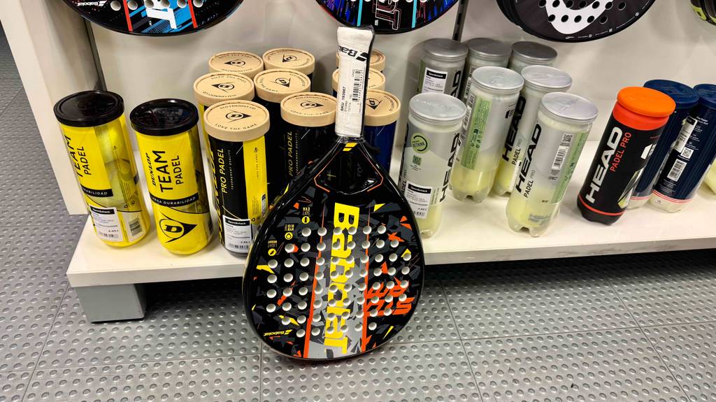 Im Test: Ein Padel-Schläger steht vor einem egal mit anderen Produkten.