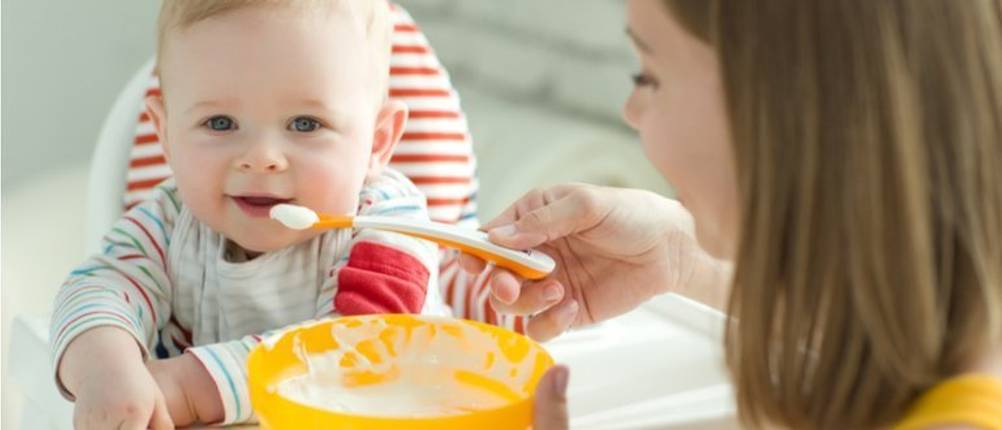 babybrei füttern babybrei mit getreide haferflocken für babys getreidebrei selbst machen