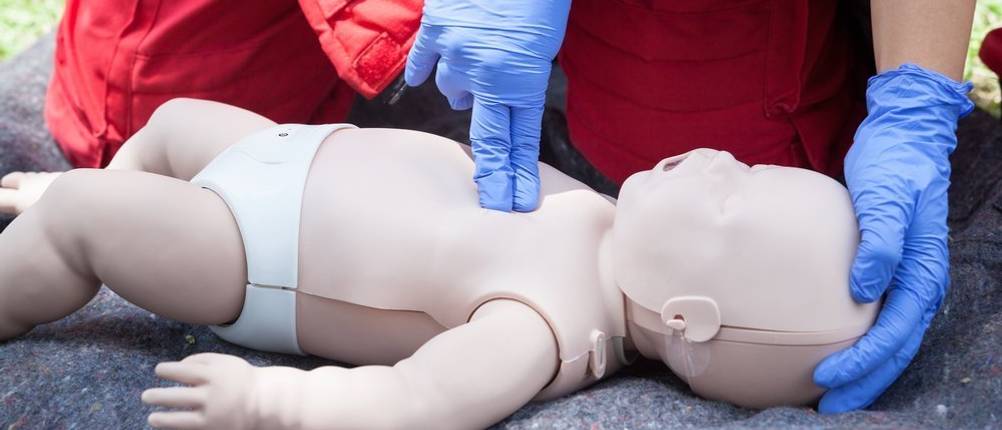 herzdruckmassage bei einem baby mit nur zwei fingern