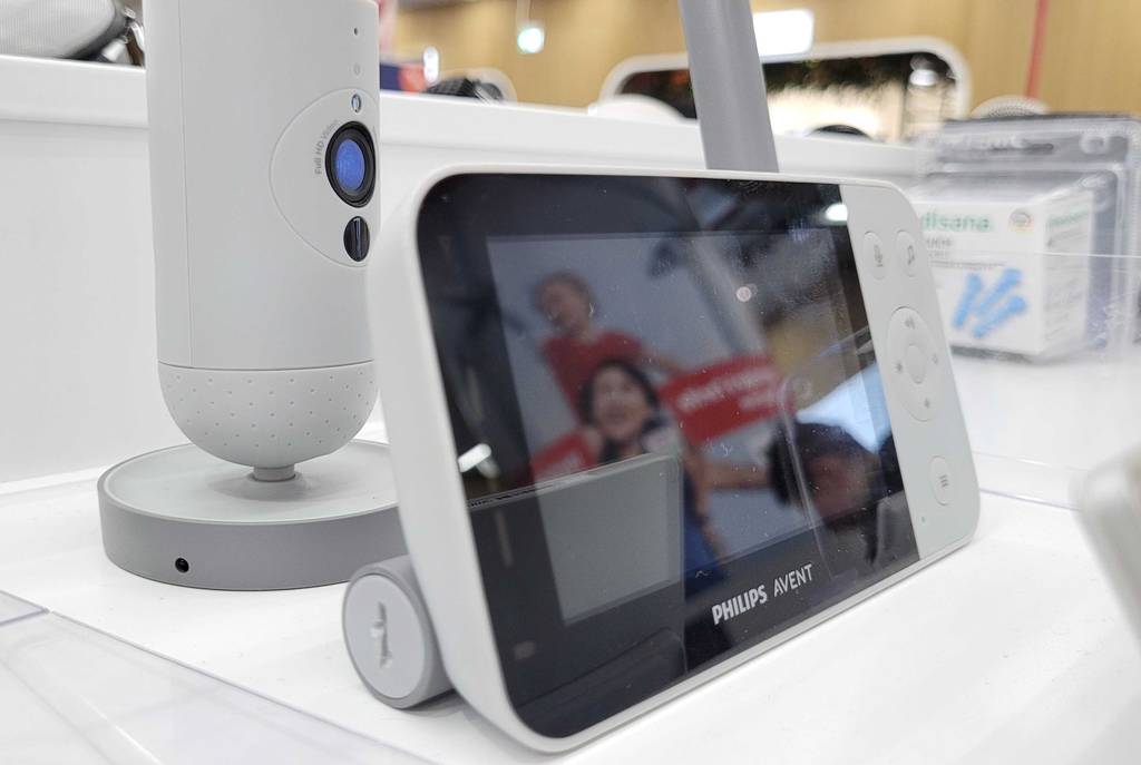 Blick von der Seite auf das Display einer getesteten Baby-Kamera.