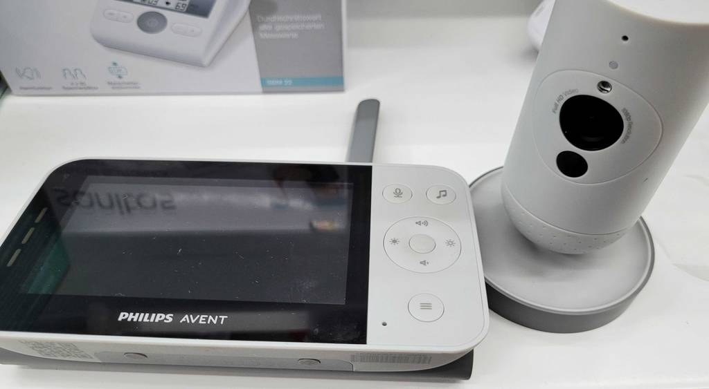 Ein Baby-Kamera liegt zum Testen auf einem weißen Regal, von oben betrachtet.