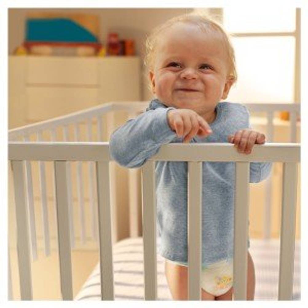 baby im kinderbett