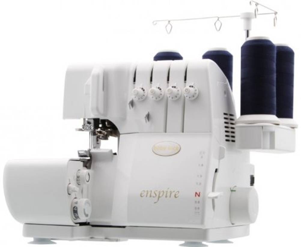 Overlock-Nähmaschine-Test: Eine weiße Nähmaschine mit vertikal eingelegten Spulen.