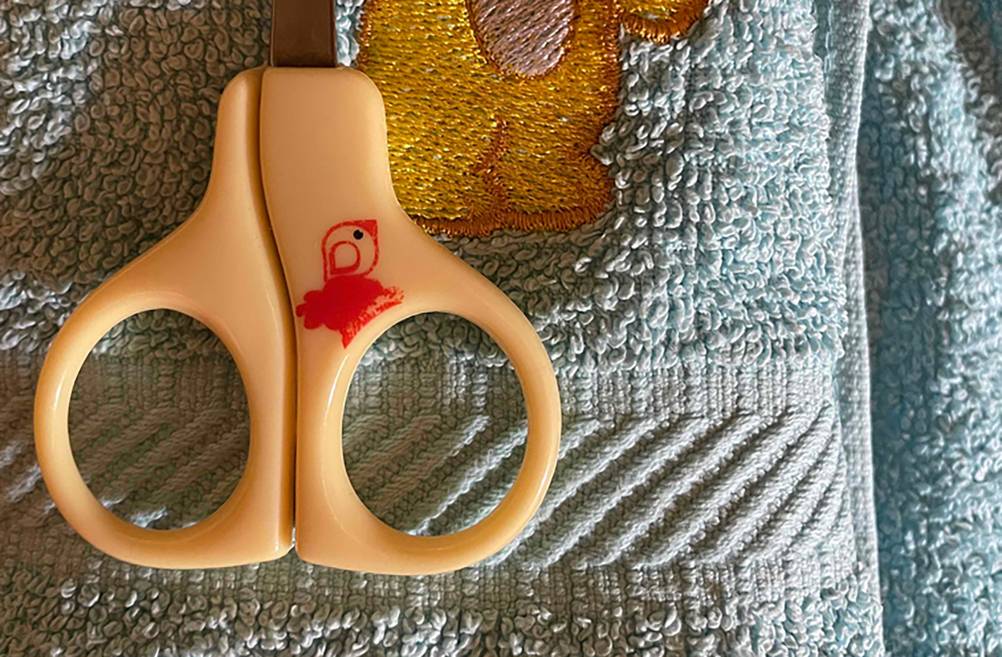 Baby-Nagelschere getestet: Nahaufnahme der Griffe auf einem Handtuch.