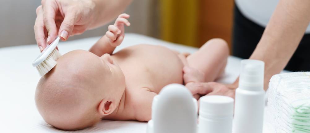 11-teilige Baby-Pflegesets haben meist eine weiche Bürste mit Naturhaar dabei.