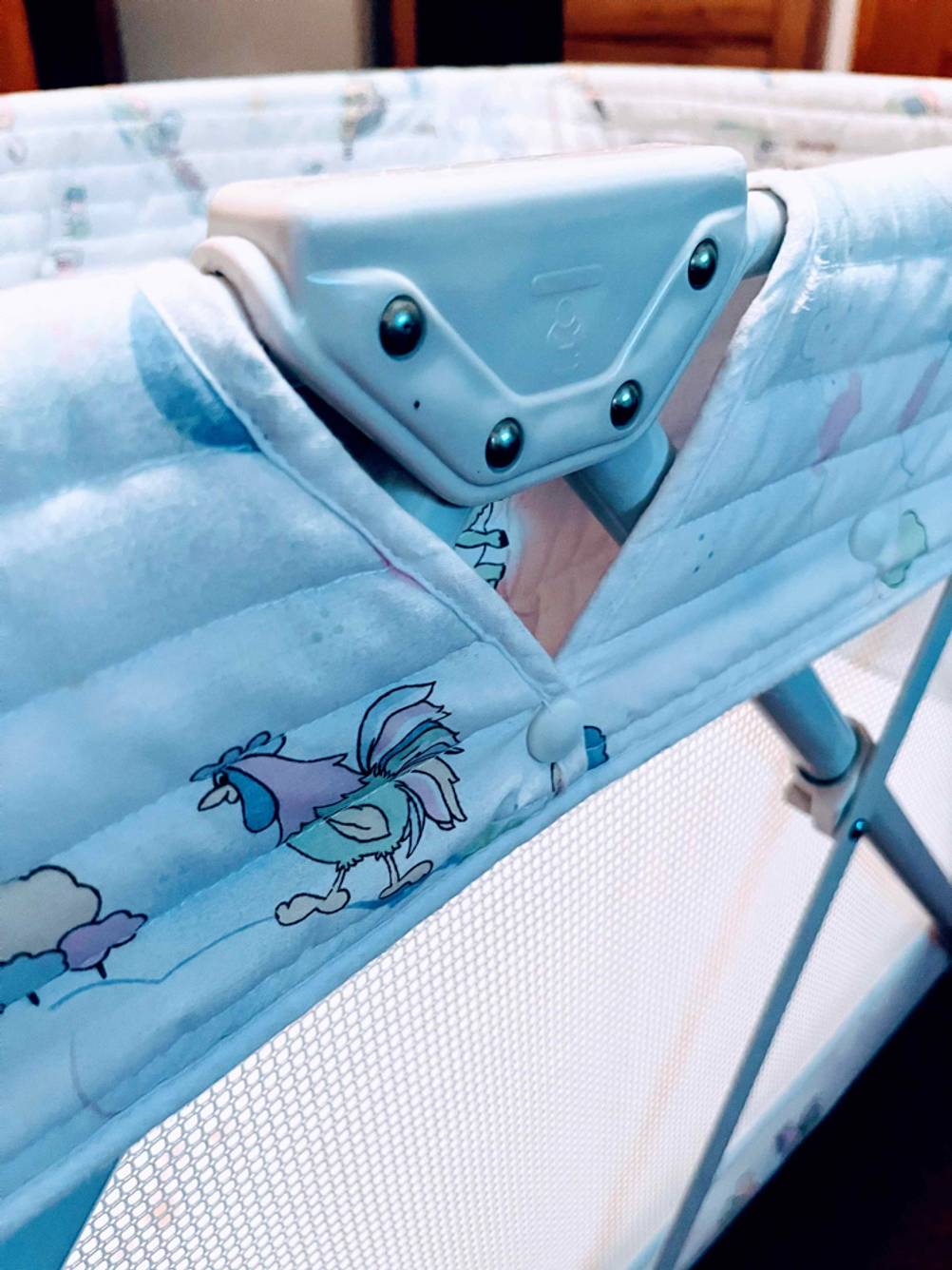 Baby-Reisebett getestet: Nahaufnahme des Gestänges mit Gelenk.