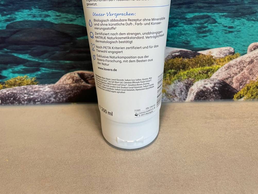Getestet: Nahaufnahme der Informationen auf der Rückseite einer Tube Baby-Shampoo.