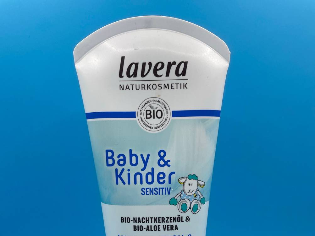 Nahaufnahme des Logos und der Artikelbezeichung vorne auf einer Tube des getesteten Baby-Shampoos.