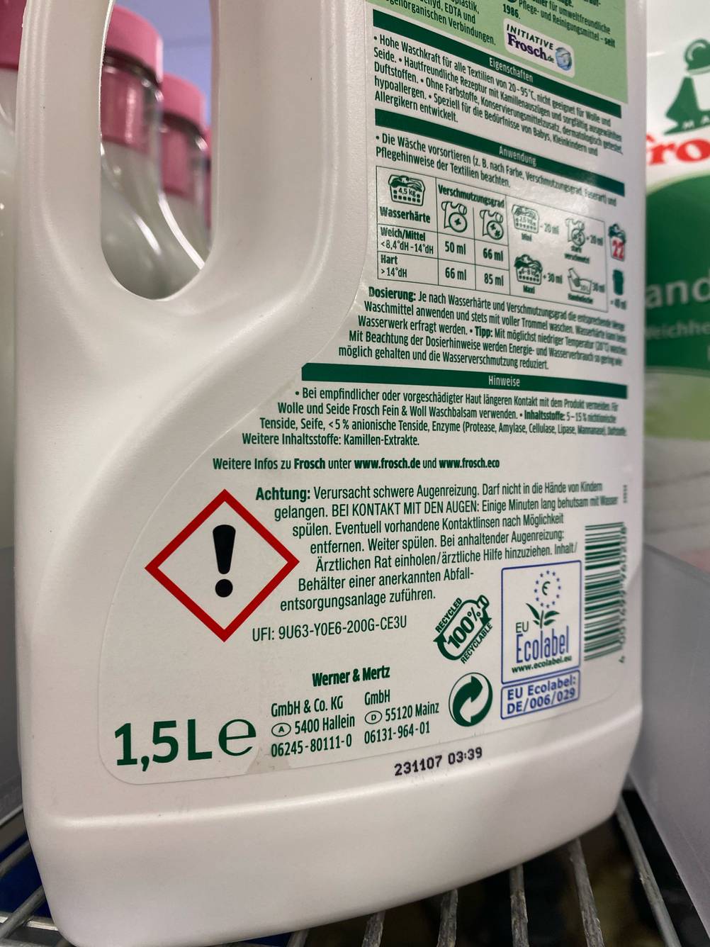 Im Test: Nahaufnahme eines Teils der Rückseite einer Flasche Baby-Waschmittels mit Warnhinweisen.