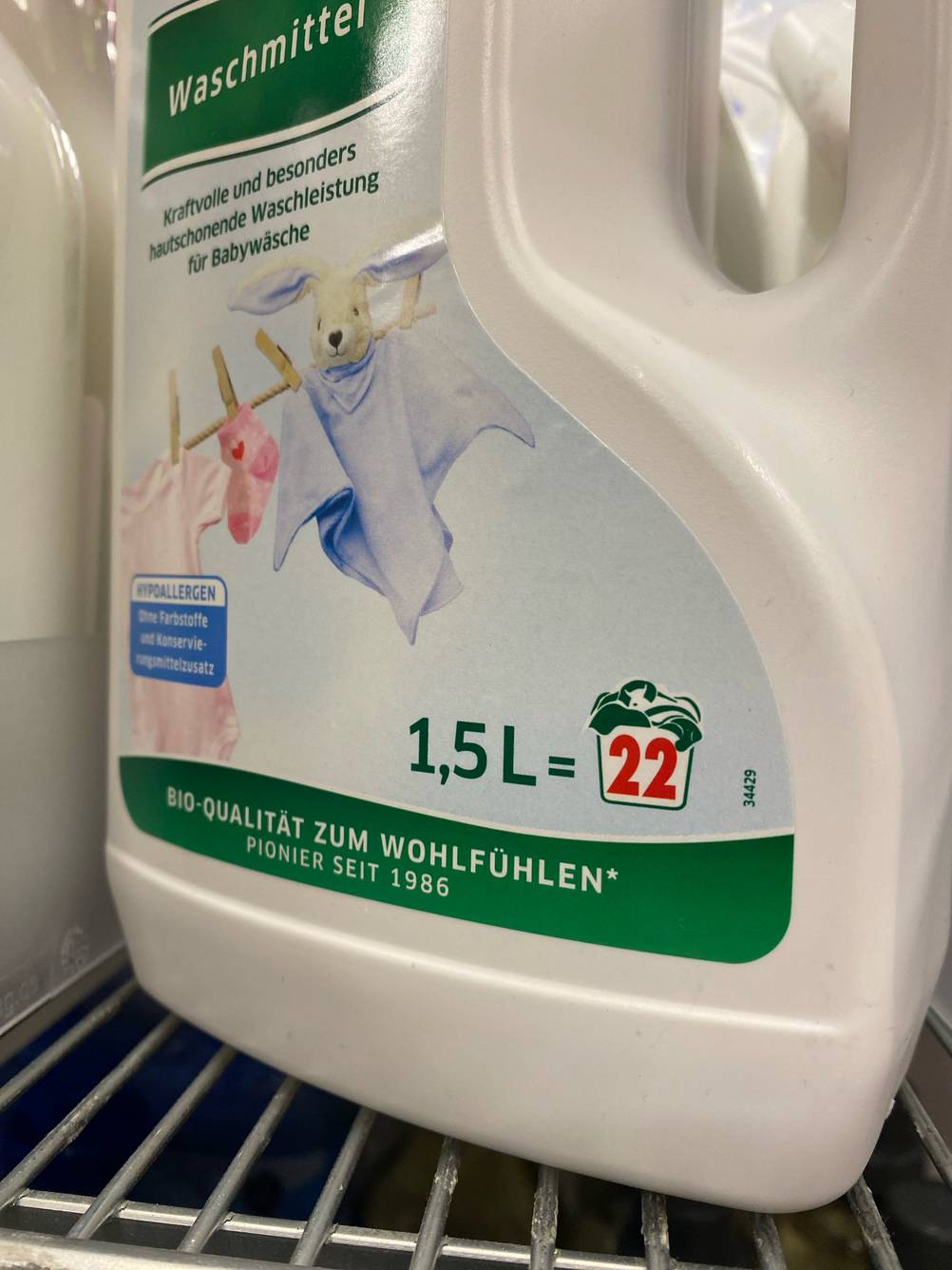 Baby-Waschmittel getestet: Nahaufnahme der Inhaltsangaben mit Waschladungen.
