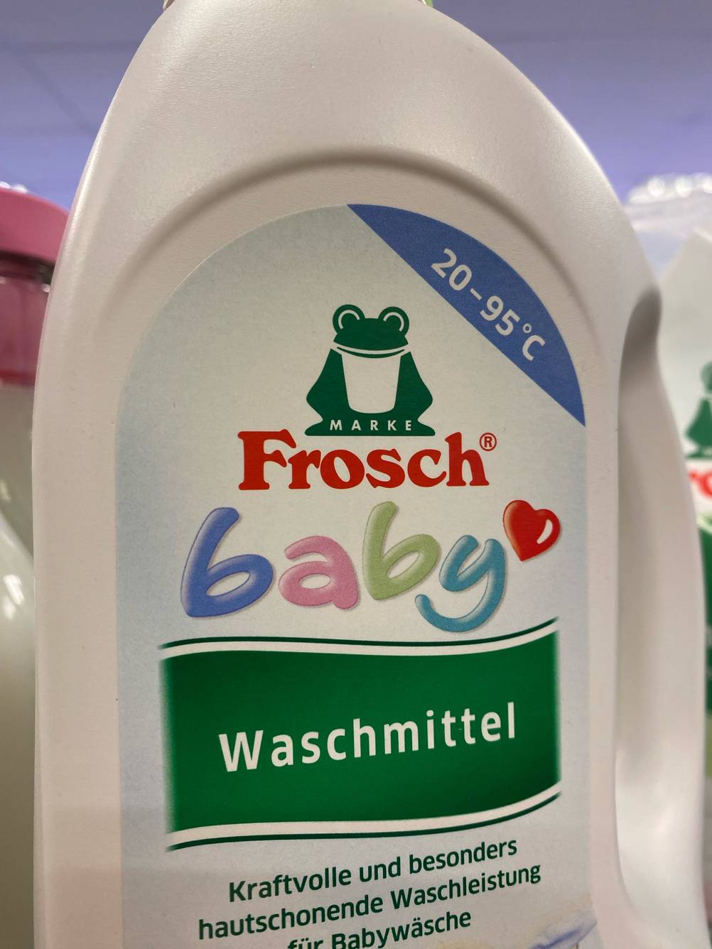 Nahaufnahme des Labels vorne einer Flasche des getesteten Baby-Waschmittels mit Logo.